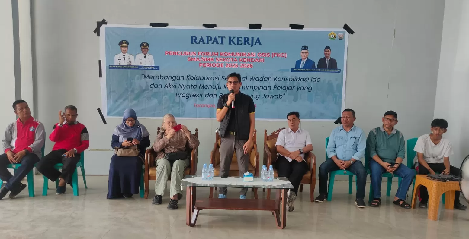 Kadikbud Sultra Aris Badara saat memberikan arahan dalam rapat kerja FKO