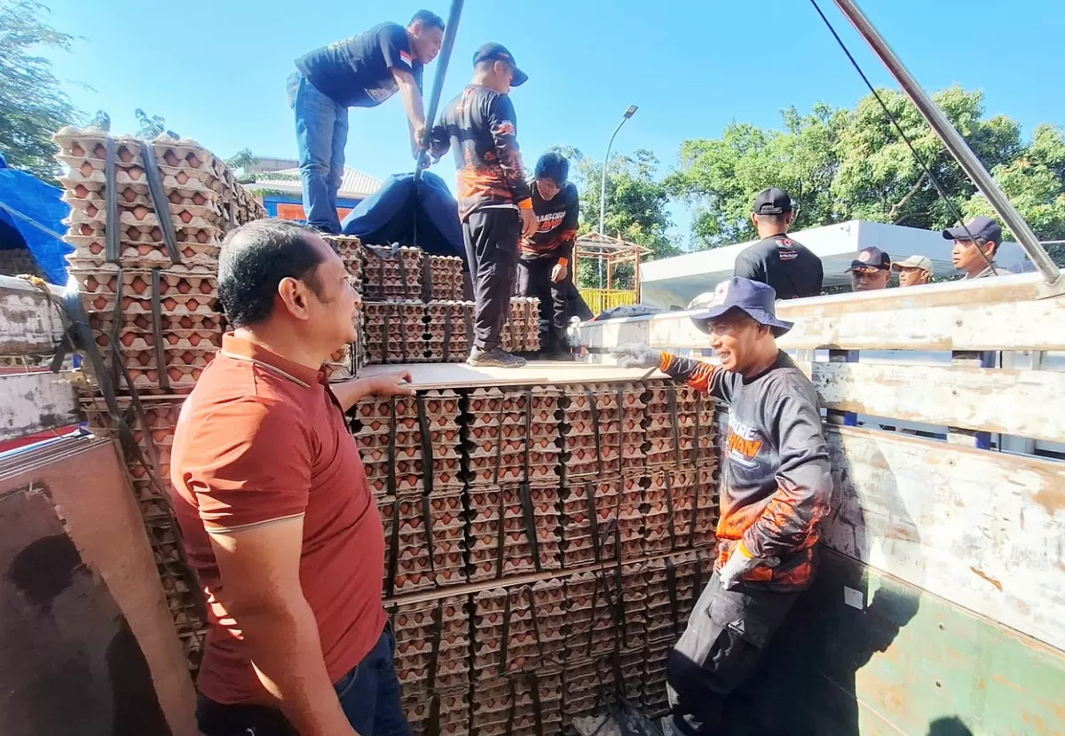 Bantuan 8,7 ton telur dari Paguyuban Peternak Kabupaten Blitar dan aneka kebutuhan lainnya, dikirim ke NTT, dari Tanjung Perak, Surabaya, Rabu (26/8/2028). (Ist).