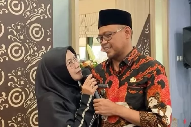 Etty Maryati Salim saat merayakan ulang tahun 56 tahun suami tercinta Wakil Walikota Depok Imam Budi Hartono Ruang Edelweis, di Gedung Balaikota Depok, Kamis (8/8). (RADAR DEPOK)