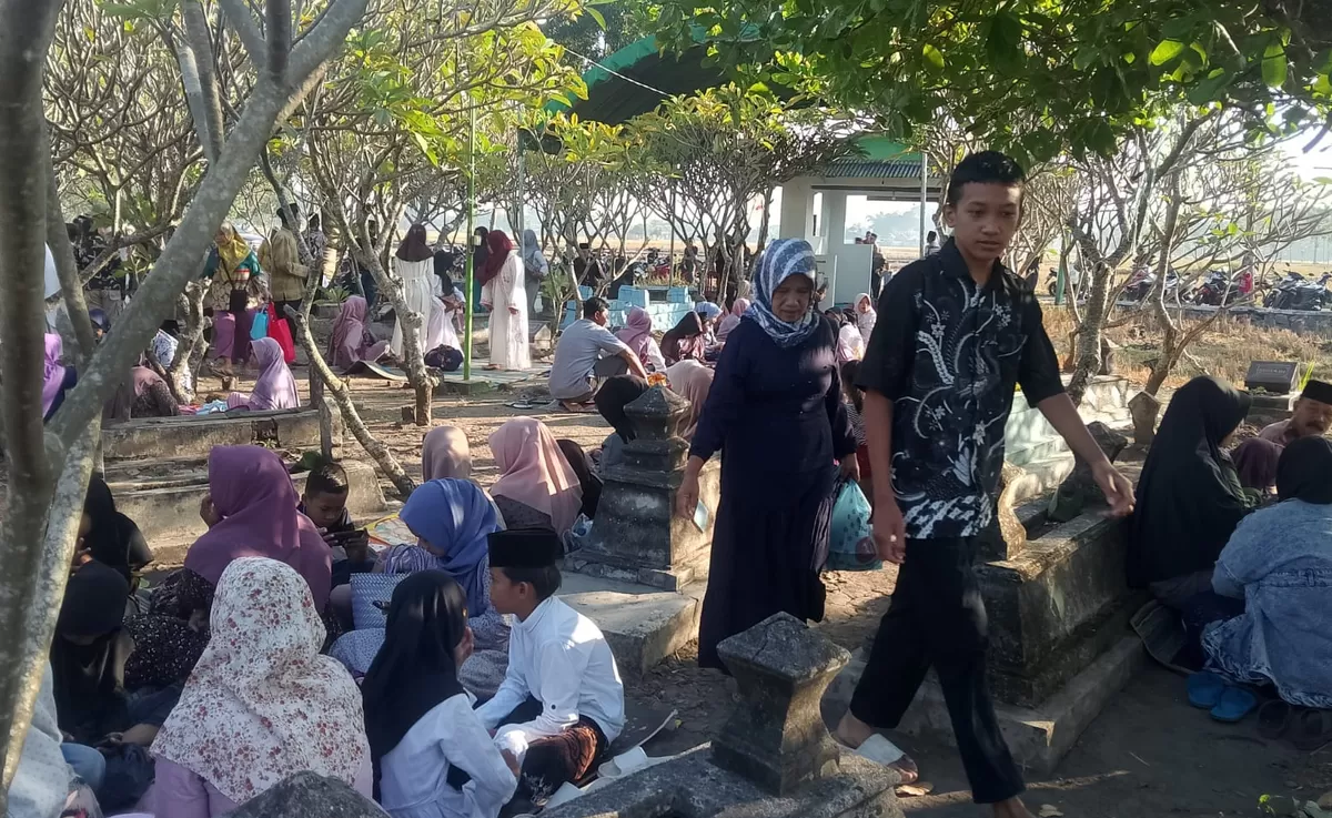 Warga Desa Jatirejo, Rejoso, Nganjuk saat menghadiri acara nyadran. (SketsaNusantara.id)