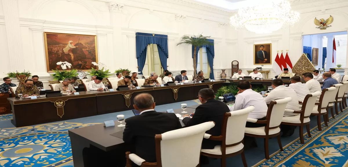 Gubernur Bank Indonesia (BI) Perry Warjiyo mengatakan akan menempuh tujuh langkah penting untuk menstabilkan nilai tukar rupiah terhadap dolar AS. Hal itu disampaikan saat bertemu Presiden Prabowo Subianto di Kompleks Istana Kepresidenan, Selasa (5/5/2026). (Kalimantansatu.com/Dok. Bakom RI)