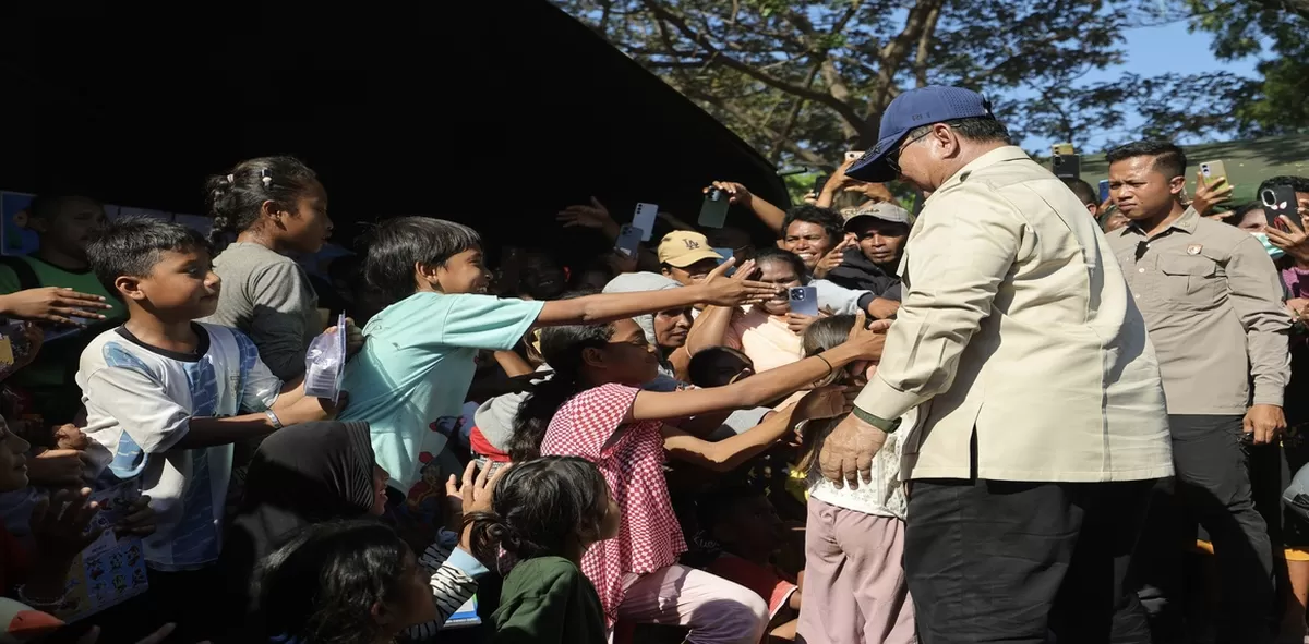 Keceriaan anak-anak mewarnai kunjungan Presiden RI Prabowo Subianto ke lokasi pengungsian di Lapangan Berdikari, Kabupaten Nagekeo, Nusa Tenggara Timur (NTT), Rabu (26/8/2026). (Dok. Bakom RI)