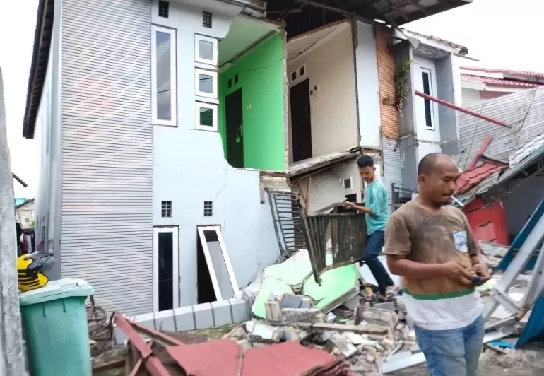 AMBRUK: Indekos 15 pintu di Kompleks Malkon Temon Jalur II ambruk pada Selasa (13/8) pukul 9 pagi. Tidak ada korban jiwa atau luka dalam peristiwa itu (Foto: MAULANA/RADAR BANJARMASIN) 