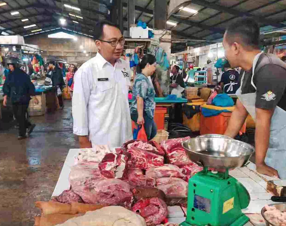 Tim SP2KP Disdagin Tanjungpinang saat melakukan pemantauan harga di Pasar Bintan Center. (Foto: Diskominfo Tanjungpinang)