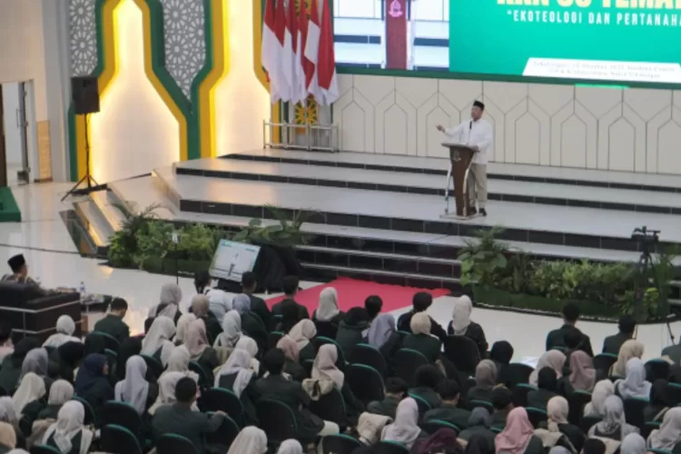 Menteri ATR BPN Nusron Wahid memberi arahan kepada Mahasiswa Universitas Islam Negeri (UIN) K.H. Abdurrahman Wahid Pekalongan saat program Kuliah Kerja Nyata (KKN) Tematik Ekoteologi dan Pertanahan. (FOTO: IST)