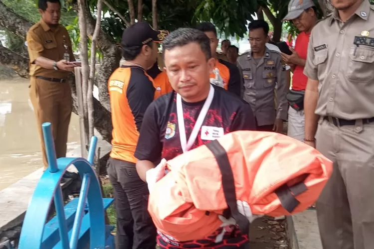 Tim SAR BPBD Kendal mengevakuasi temuan bayi yang mengambang di pintu air Sedayu Gemuh Senin 9 Desember 2024.  (dokumen BPBD Kendal)