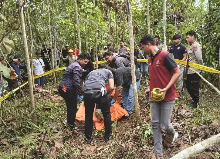 TAK BERNYAWAI: Pihak kepolisian mengevakuasi jenazah Sa, dan selanjutnya dibawa ke rumah sakit untuk divisum.