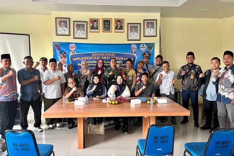 MUSYAWARAH : Aparatur Kelurahan Serua, bersama beberapa warga serta ketua lingkungan bermusyawarah dalam pembentukan kepengurusan petugas upacara, di Aula Kantor Kelurahan Serua, Kecamatan Bojongsari, Jumat (18/7). (RISKY DWI LESTARI/RADAR DEPOK)