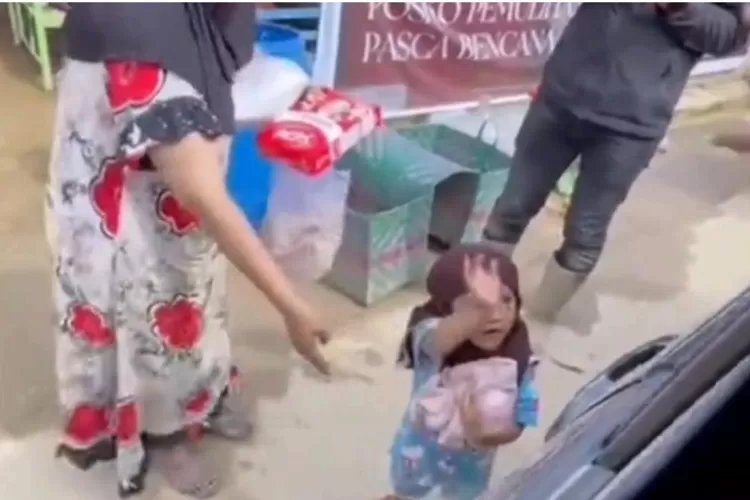 Bocah ini antusias mendapatkan bantuan  (Dok. TT/ zaits.bf)