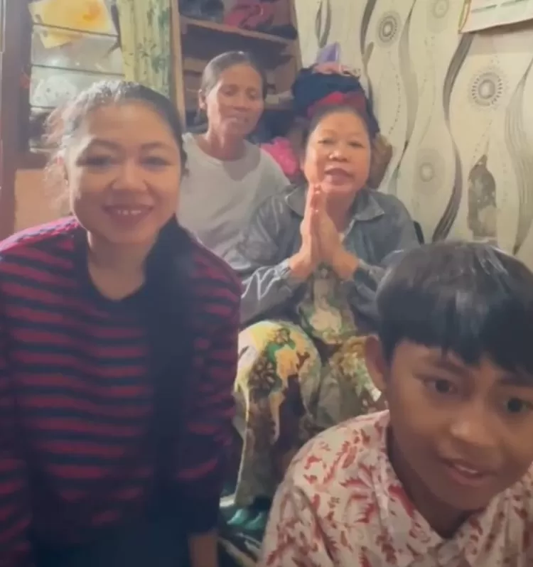 Annisah (baju doreng), berkumpul kembali bersama ibu dan kedua anaknya, setelah ditolong Prabowo Subianto untuk pulang kembali ke Tanah Air