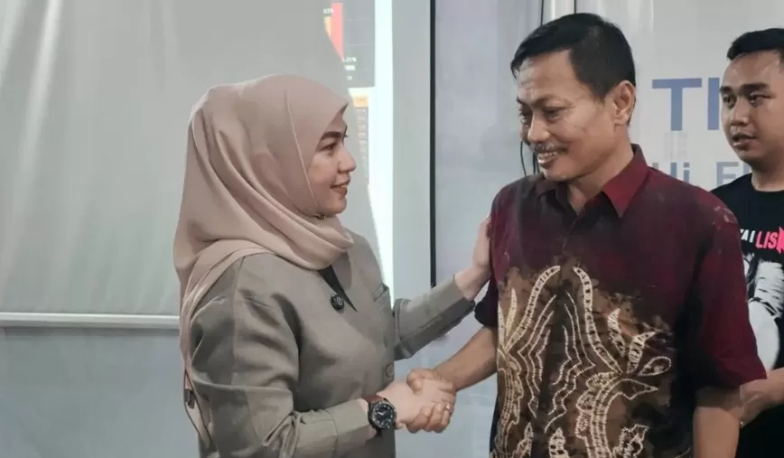YAKIN MENANG:Hj Erna Lisa Halaby dan Wartono usai mendeklarasikan kemenangan PSU Banjarbaru 2025 secara internal di Posko Pemenangan, Sabtu (19/4/2025) sore.(Foto:Bayu/Radar Banjarmasin) 