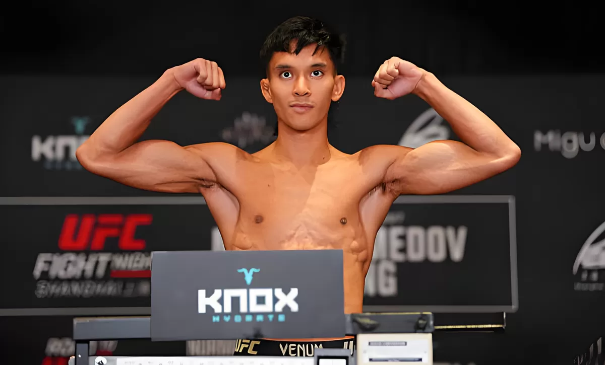 Momen fighter Bilal Hasan berpose saat sesi weigh-in jelang debut pada UFC Shanghai (UFC)