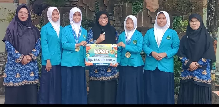 KR Judiman Siswa SMP N 2 Yang Berprestasi bersama Kepala Sekolah dan Guru Pembimbing  