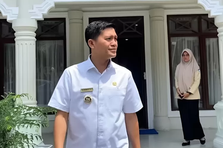 Menyoroti kontroversi Bupati Aceh Selatan, Mirwan MS yang pergi ke luar negeri di tengah bencana yang melanda wilayahnya. (Instagram.com/@h.mirwan_ms_official)