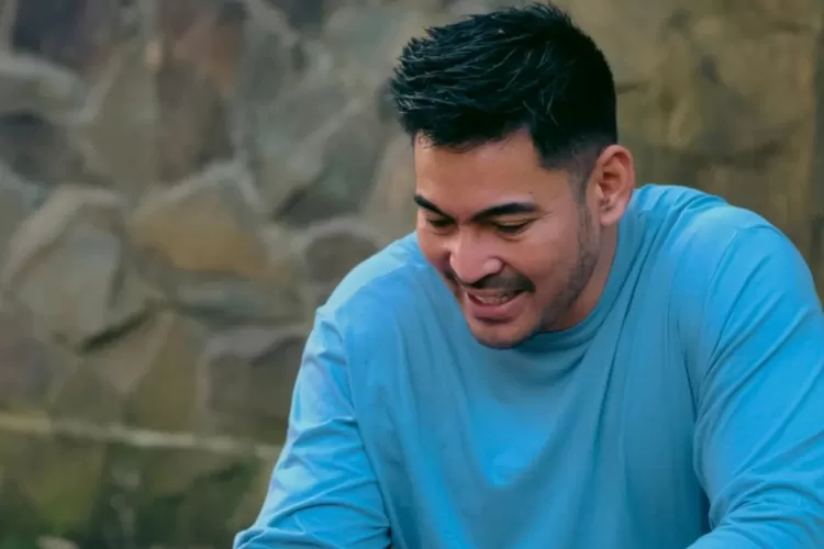 Robby Purba, Street Feeding Kucing Jalanan di Jakarta (Foto: Gorajuara.com / Instagram @robbypurba)