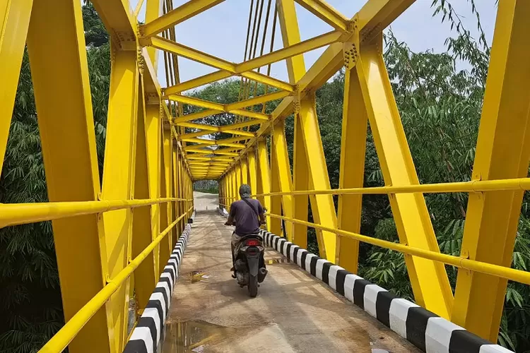 Jembatan Gantung di Jalan Ceplik Kelurahan Ratujaya, Kecamatan Cipayung, Kota Depok sudah bisa dilewati pengendara motor. (ISTIMEWA)