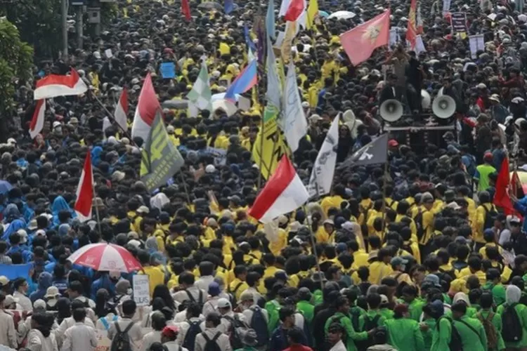Ribuan mahasiswa yang tergabung dalam Aliansi BEM Seluruh Indonesia melakukan demonstrasi menolak pengesahan Revisi UU Pilkada di depan Gedung DPR RI, Jakarta, Kamis (22/8/2024).