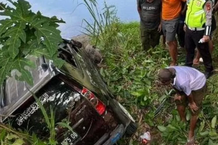 Mobil Daihatsu Xenia Terjun ke Jurang di OKU Selatan, Sempat Menyerempet Pondok Warga