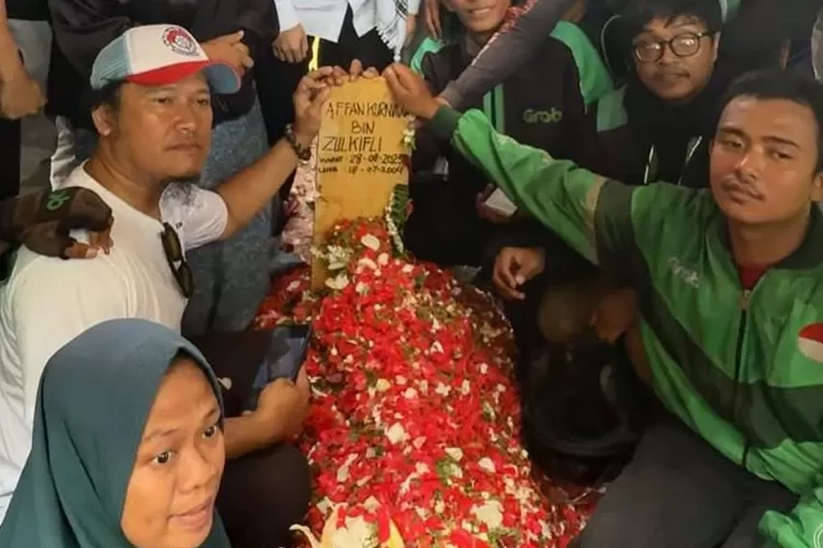 Suasana haru, komunitas ojol hadir di pemakaman Affan Kurniawan. (Foto/Instagram - willie27_)