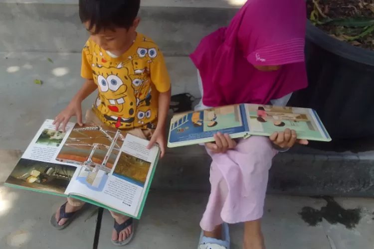 Kegiatan membaca buku gratis di dalam Komunitas Bukit Buku, Semarang. (Elizabeth )
