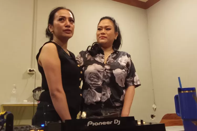 Pemilik Djiwa Coffee, Dyani Dee (kiri) bersama DJ Irene Guerrero yang tampil untuk merayakan tujuh tahun eksistensi Djiwa Coffee.  (Foto: Dok. Istimewa)