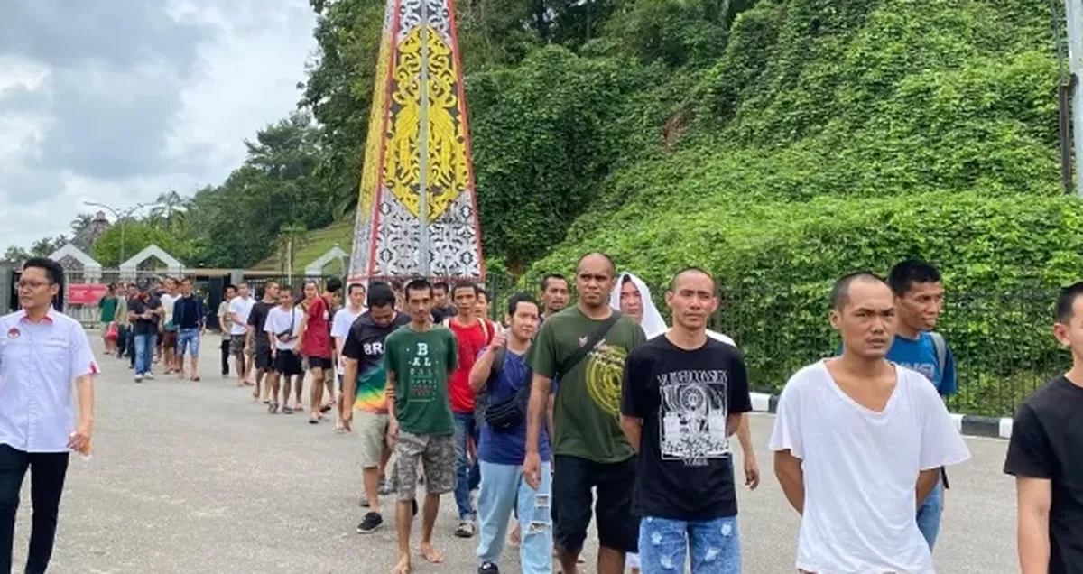 Ratusan WNI bermasalah yang dipulangkan dari Malaysia melintasi PLBN Entikong. (Foto: RRI)
