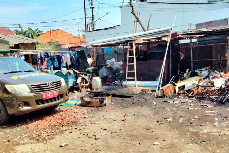 TEMUAN : Satpol PP saat melakukan inspeksi mendadak (sidak) ke lapak pengepul barang bekas di Jalan Kemang, RT1/6, Kelurahan Pasir Putih, Kecamatan Sawangan, Kota Depok, Senin (2/6). (ALDY RAMA/RADAR DEPOK)
