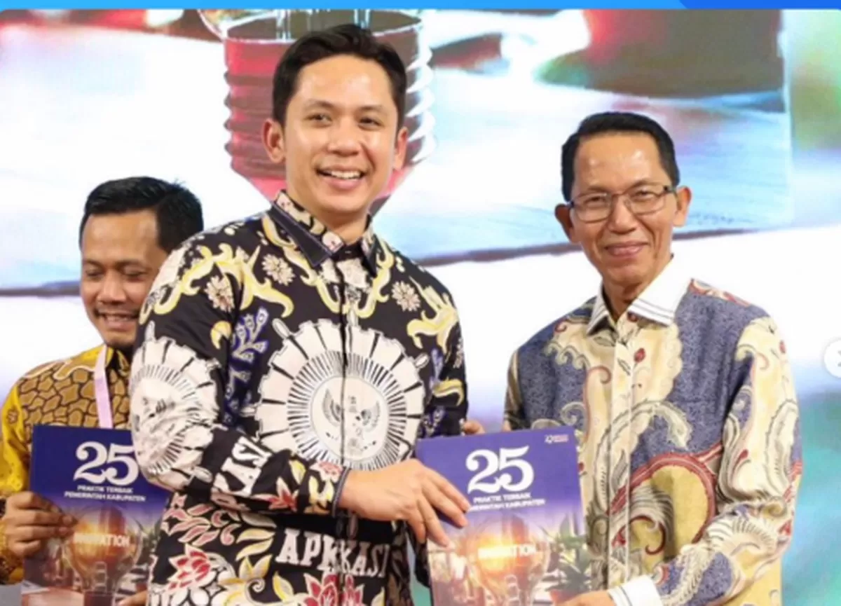 Walikota Batam Amsakar Achmad saat menerima penghargaan buku '25 Praktik Terbaik Pemerintah Kabupaten/Kota'. (Foto:Diskominfo Batam)