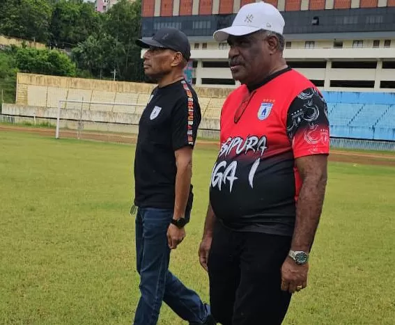 BTM dan ABR ketika menyambangi latihan tim Persipura di Stadion Mandala Jayapura belum lama ini. (Foto: HANS PALEN/CEPOSONLINE.COM)