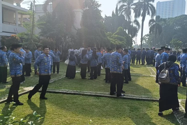 ASN Kota Depok usai apel pagi di lapangan Balaikota Depok. (ANDIKA EKA/RADAR DEPOK)