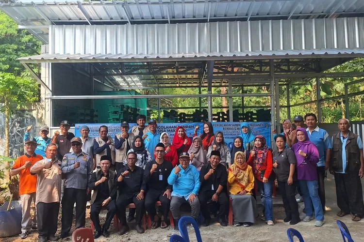 MENGHELAT : Pelatihan dan implementasi UPS organik melalui budidaya maggot, di hanggar Maggot RW5 Perumahahn BSI Kelurahan Duren Mekar, Kecamatan Bojongsari, Jumat (25/7) Siang. (RISKY DWI LESTARI/RADAR DEPOK)
