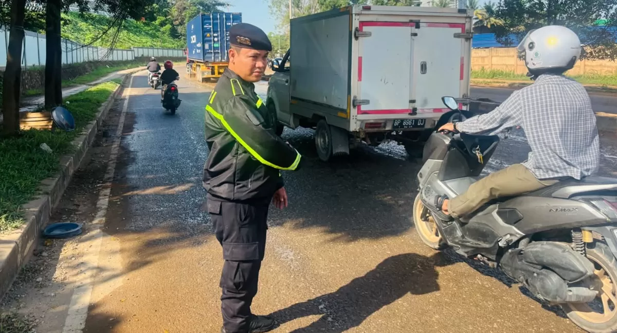 Personel Sat Samapta Polresta Barelang saat Patroli mengatur lalu lintas jalan saat hujan turun. (Humas Polresta Barelang)