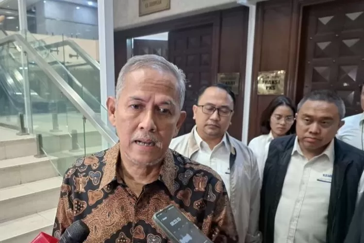 Ketua Lembaga Penjamin Simpanan (LPS) Anggito Abimanyu saat ditemui seusai menjalani fit and proper tes di Gedung DPR RI, Jakarta, Senin (22/09/2025).  (ANTARA/Muhammad Heriyanto)