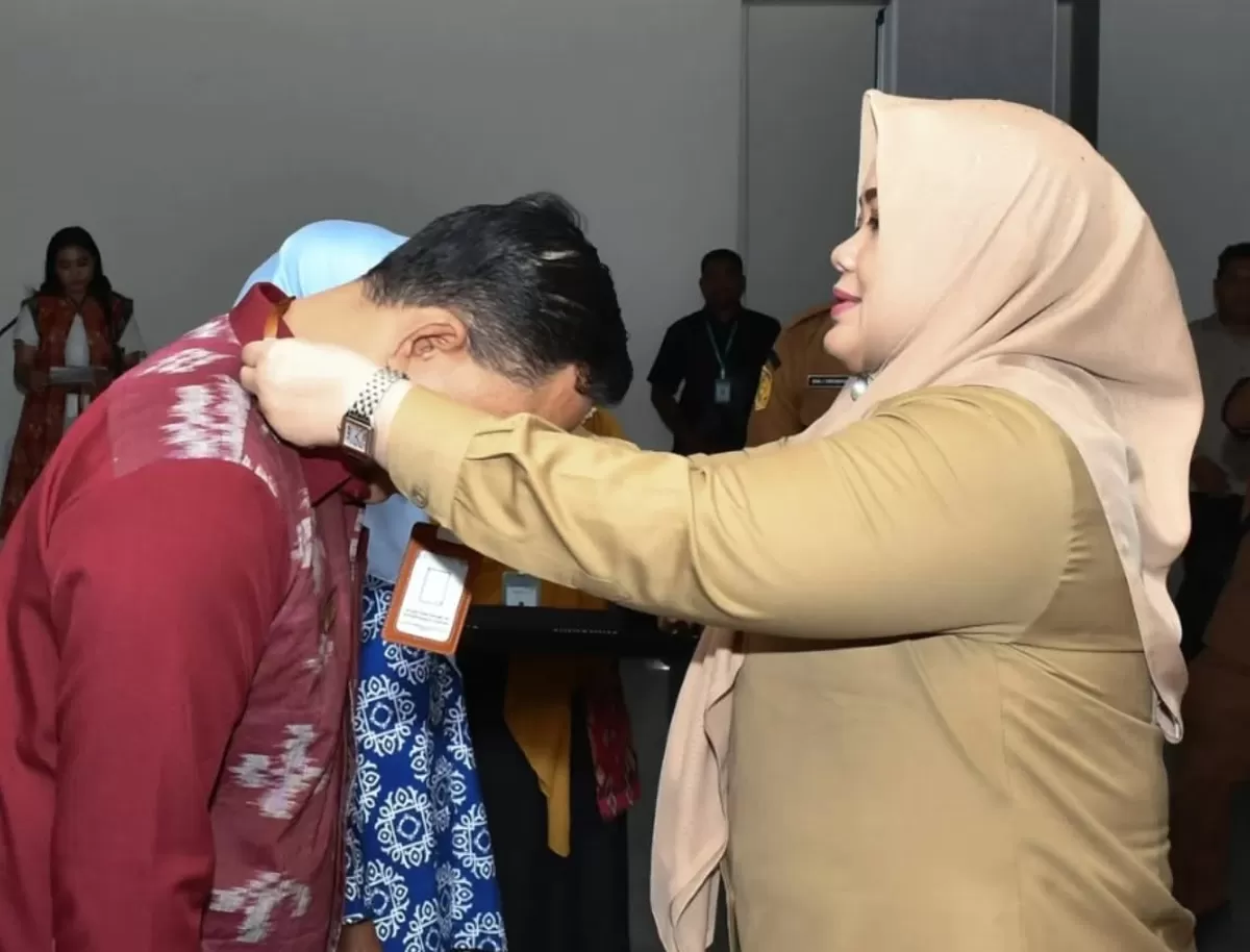 Wakil Gubernur Hj. Indah Damayanti saat memberikan tanda peserta pelatihan (Pesanrakyat.id)