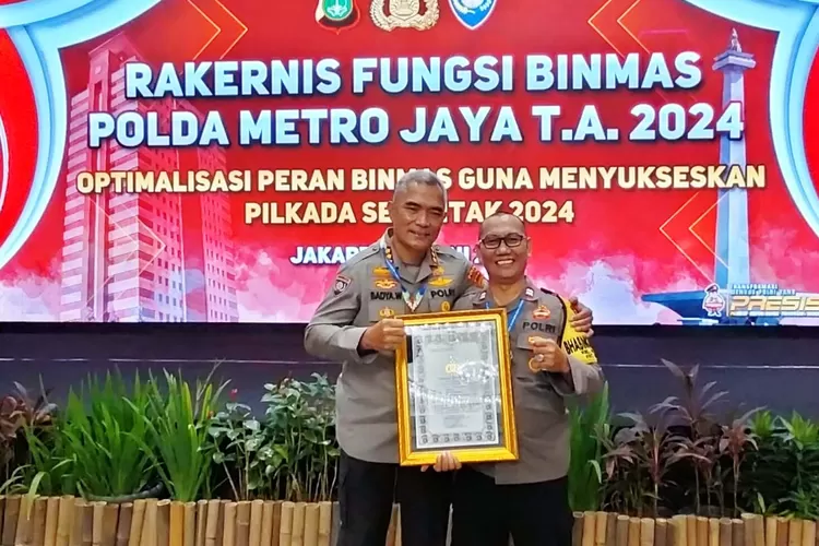 Anggota Bhabinkamtibmas Polsek Cinere &nbsp;Aiptu Subendi, menerima piagam penghargaan dari Kapolda Metro Jaya, Irjen Pol Karyoto. (DOK PRIBADI)