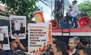Para simpatisan dari Aliansi Suara Kebenaran meminta Keadilan untuk Nikita Mirzani di Pengadilan Negeri Jakarta Selatan