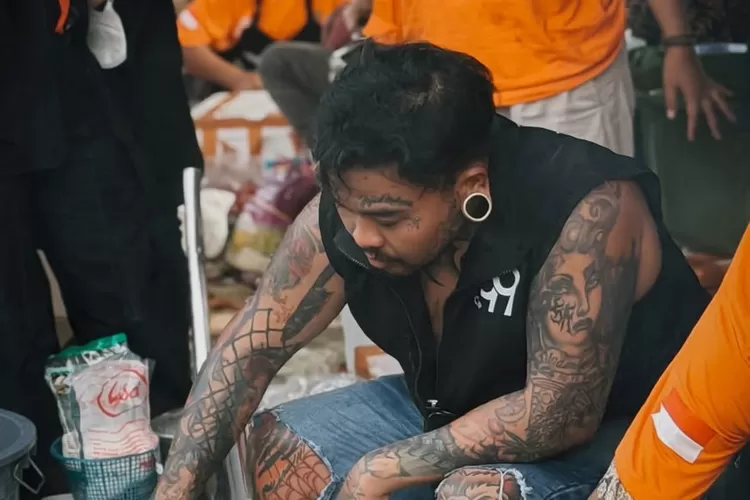 King Abdi memasak di dapur umum untuk masyarakat terdampak banjir di Tamiang Aceh (Foto: Gorajuara/ Instagram/ @kingabdi_jajanmercon)