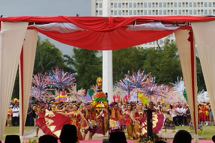 Penampilan Tari Warak Dugder dari Komunitas Tirang dalam acara Karnaval Dugderan Kota Semarang, Senin 20 Maret 2023. (Tika Pratiwi dan Aulia Putri)