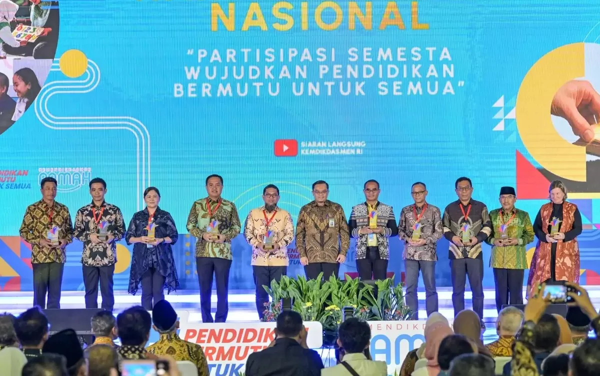 Malam Tasyakuran Hardiknas digelar Kemendikdasmen dengan menyerahkan 115 penghargaan kepada individu dan institusi dinilai berkontribusi dalam peningkatan mutu pendidikan di Indonesia.(Foto:Kemendikdasmen)