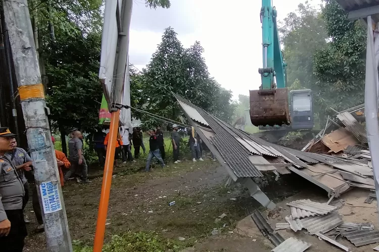 DIRATAKAN: Alat berat sedang meratakan salah satu bangunan di lahan yang dimenangkan PT Haikal Cipta Perkasa, di Jalan Abdul Wahab, Kelurahan Kedaung, Sawangan, Depok, Kamis (30/1). (FAHMI/RADAR DEPOK)