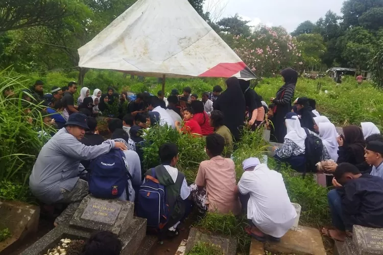 Suasana pemakaman HPT di Pemakaman Lembah Abadi, Sukmajaya, Kamis (19/12). (DOK SMP PGRI 2 Kota Depok)
