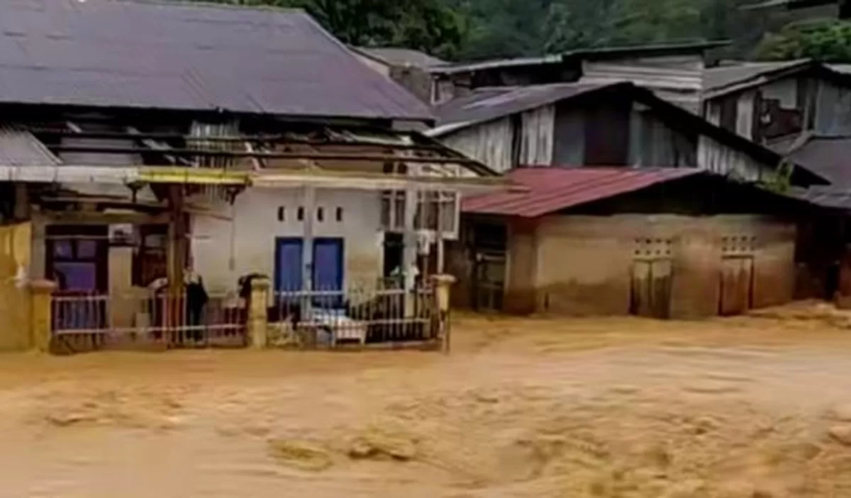  Sebagian rumah warga tergenang dari luapan Sungai Aek Doras di kawasan bantaran sungai di Kelurahan Sibolga Julu, Kota Sibolga.(F/MI)