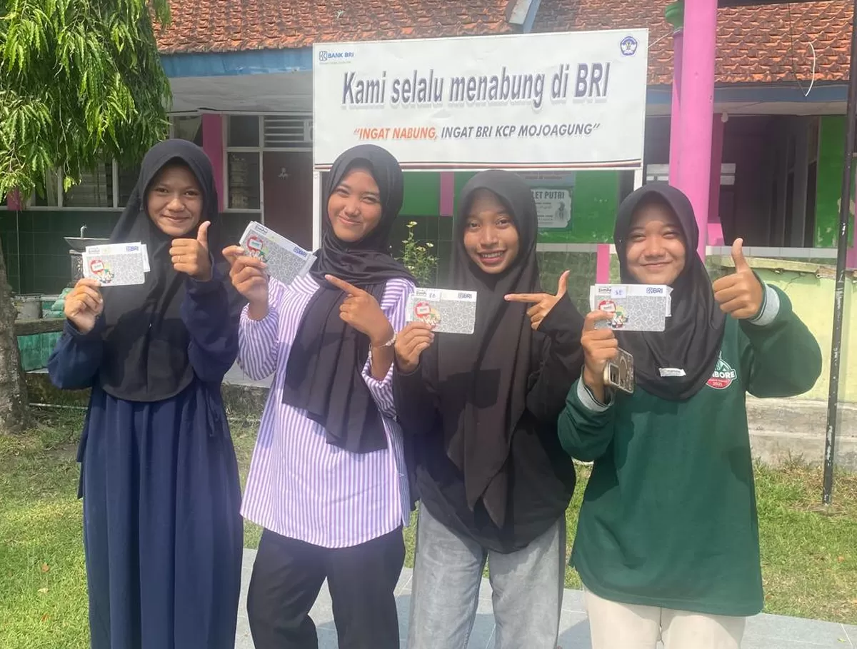 Siswa SMPN 4 Jombang menunjukkan rekening BRI yang digunakan untuk menabung. (SketsaNusantara.id)