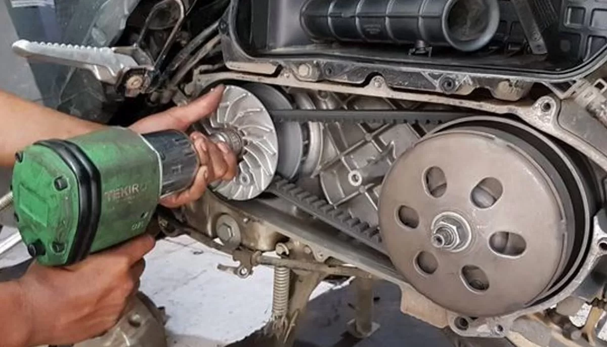 Mekanik bengkel sedang memperbaiki komponen CVT motor matic yang bergetar saat berakselerasi./net