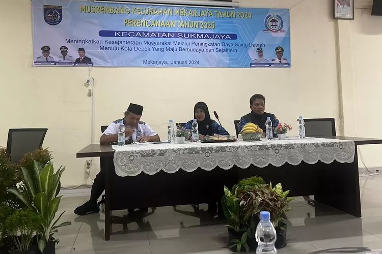 Aparatur Kelurahan Mekarjaya, Kecamatan Sukmajaya, Depok gelar Musyawarah Perencanaan Pembangunan (Musrenbang) tahun 2025, Rabu (17/1). Berhasil menyepakati usulan dari RW pada saat Pra Musrenbang. (Radar Depok)