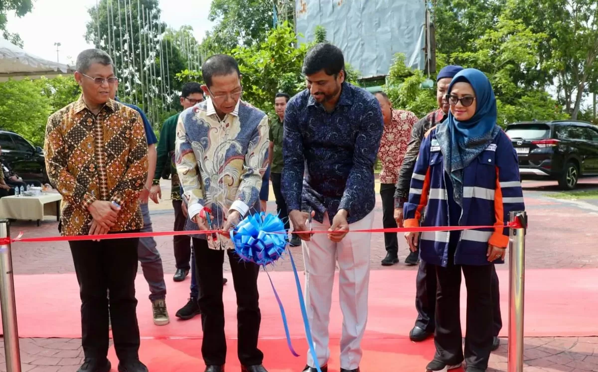 Walikota Amsakar Achmad bersama manajemen PT Wasco Engineering Indonesia meresmikan fasilitas olahraga di Dataran Engku Putri, Batamcentre.(Foto:Diskominfo Batam) 