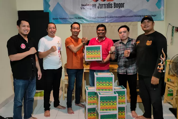 Direktur Utama PT Raden Real Lestari Nurcholis Fardillah (tiga dari kiri) menyerahkan bingkisan kepada Ketua JJB Effendi Tobing.