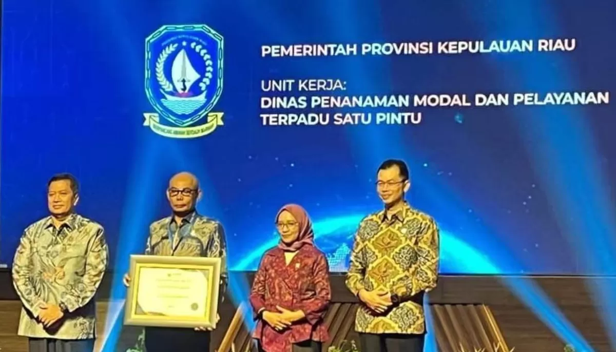 Kepala DPMPTSP Prov Kepri Hasfarizal Handra (dua dari kiri) foto bersama usai menerima piagam predikat  WBK dalam Pembangunan Zona Integritas Tahun 2025 oleh Menteri PAN RB RI Rini Widyantin. (Dok. DPMPTSP Prov Kepri)