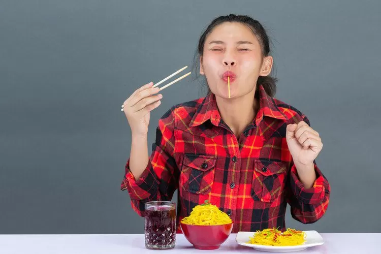 Foto: Ilustrasi makan pedas (freepik.com)