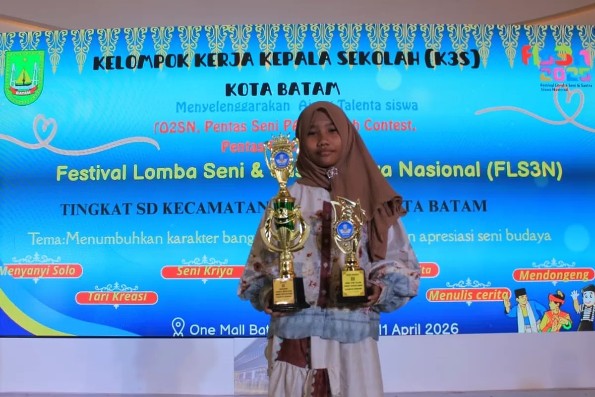 Arasy pelajar kelas 5 dari SDN 011 Bengkong saat masih berada di atas panggung usai menerima piagam dan piala di ajang FLS2N tingkat SD  se Kecamatan Bengkong. (Muhammad Kamil)